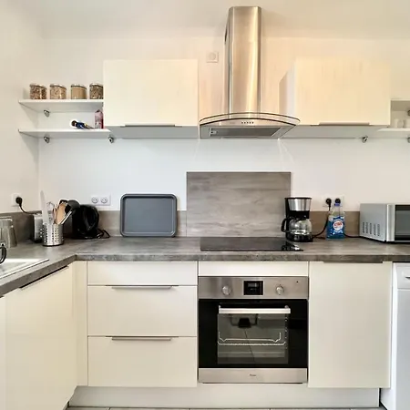 Beautiful T2 Large Terrace Near Center & Sea Apartment